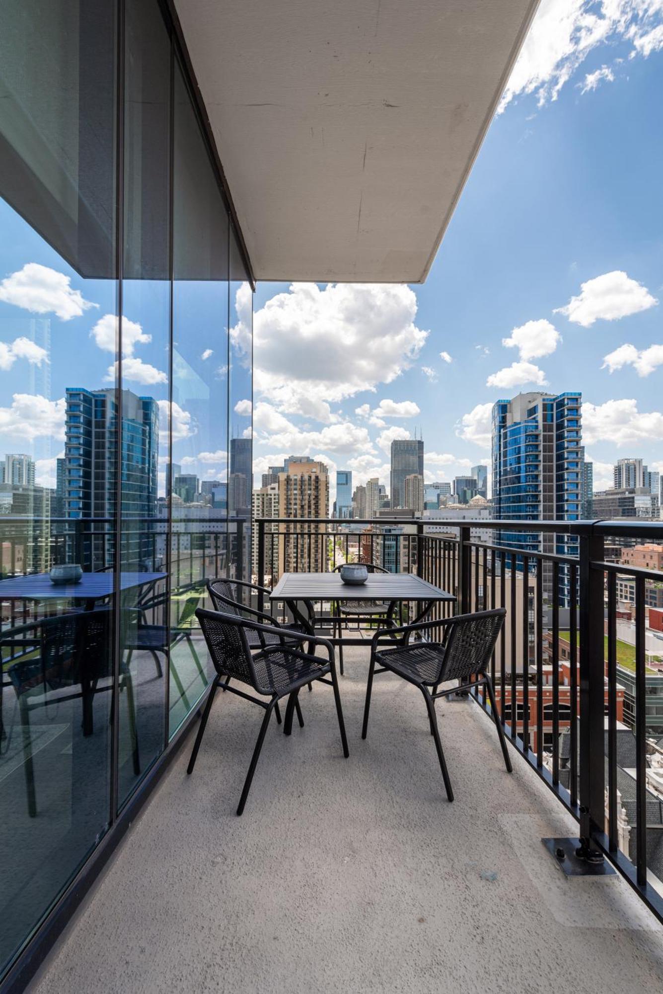 Aurelien Spacious Apartments In The Heart Of Gold Coast Чикаго Экстерьер фото